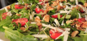 Ensalada verde con palitos de parmesano