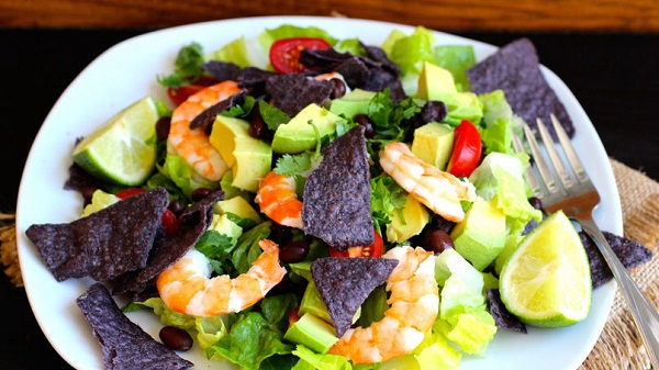 Ensalada fácil de camarones con chips de taco