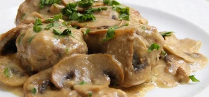 Albóndigas de cerdo en salsa de champiñones